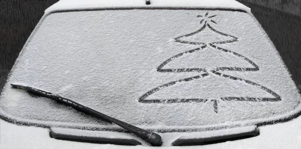 Karla Kaplı Bir Arabanın Üzerine Noel Ağacı Çizmek — Stok fotoğraf