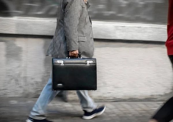 モーション ブラー フォース男はブリーフケースを持って通りを歩く — ストック写真