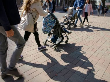 Şehir caddesinde hareket halindeki bisikletçilerin bulanık siluetleri