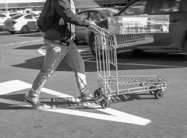 Wazig Beeld Van Een Man Met Een Kar Een Parkeerplaats — Stockfoto