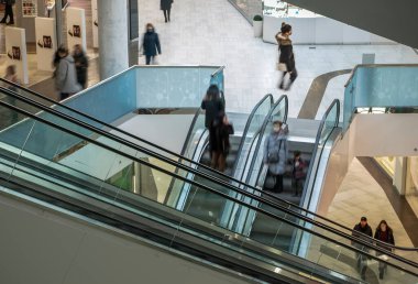 Alışveriş merkezindeki yürüyen merdivenlerin bulanık görüntüsü, üst manzara.