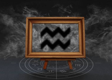 Zodyak Kova 'nın izinin soyut görüntüsü bir tezgahta dumanın arka planına karşı.