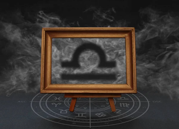 Abstraktes Bild Des Tierkreiszeichens Waage Vor Dem Hintergrund Des Rauchs — Stockfoto