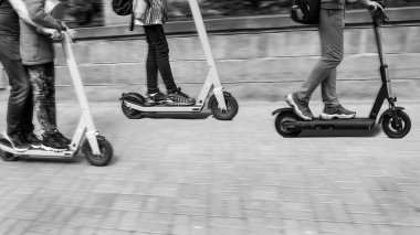 Şehrin caddesindeki elektrikli scooterların bulanık görüntüsü