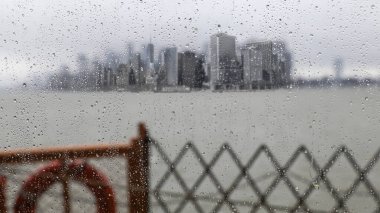 Manhattan 'ın ıslak camdan manzarası