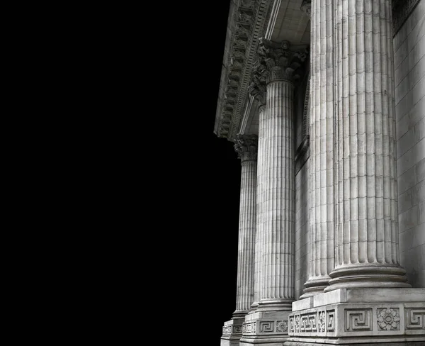 Fragmento Fachada Edifício Com Colunas Brancas Sobre Fundo Escuro — Fotografia de Stock