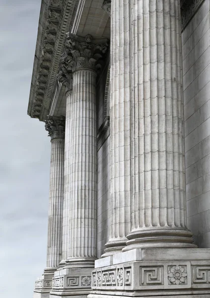 Θραύσμα Της Πρόσοψης Του Κτιρίου Λευκές Κολώνες — Φωτογραφία Αρχείου