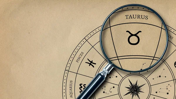 Odcisk Znaku Zodiaku Starym Papierze Taurus Jest Powiększony Soczewkę — Zdjęcie stockowe
