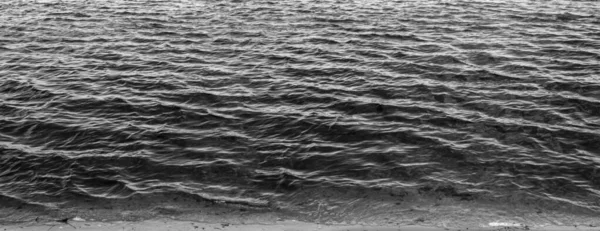 晴天时水面上的小浪花 — 图库照片
