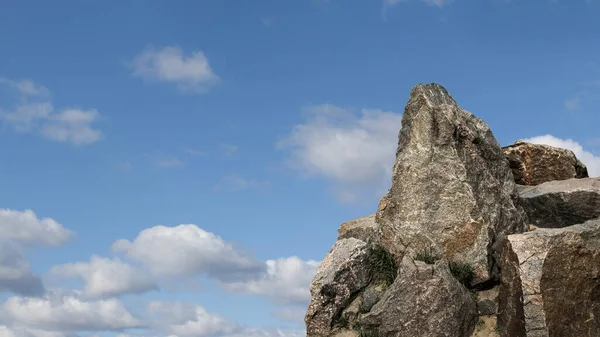 Ein Teil Des Felsens Gegen Den Himmel — Stockfoto