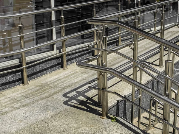 Entrada Para Edifício Está Equipada Com Uma Passarela Para Escadas — Fotografia de Stock