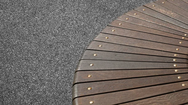 以一排弯曲的木块为形式的公园长椅 — 图库照片