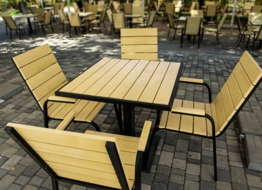 Yazlık kafede masa ve sandalyeler.