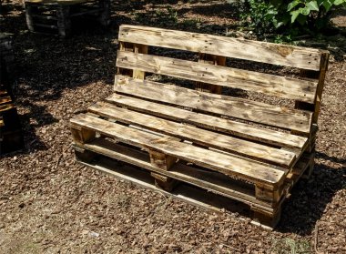 Kullanılmış ahşap paletlerden yapılmış park bankları