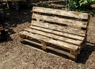 Kullanılmış ahşap paletlerden yapılmış park bankları