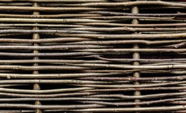 Çitin dokusu ince söğüt dallarından yapılmıştır.