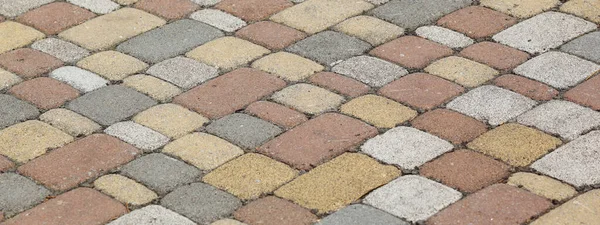 색깔의 돌들로 포장된 도로의 형태로 비문을 — 스톡 사진