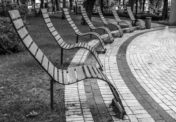 Hajlított Padok Egy Személy Pihenésére Városi Parkban — Stock Fotó