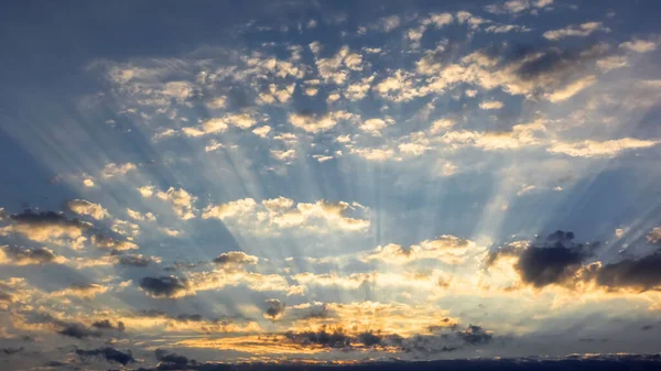 Дожди Заходящего Солнца Освещают Облака — стоковое фото