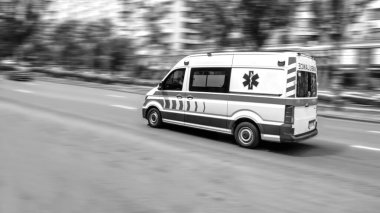 Ambulans hareket hâlinde.