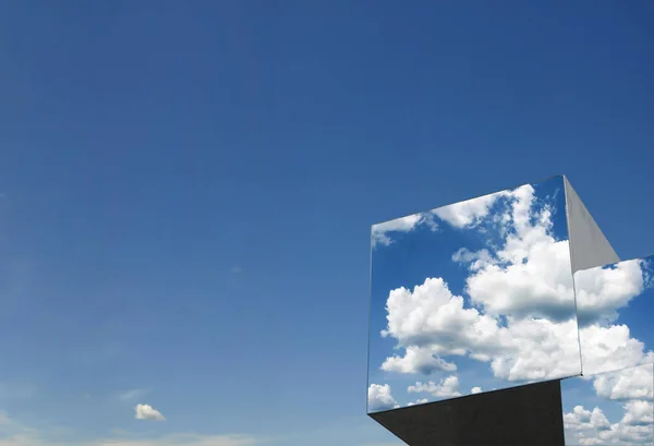 雲による空と空の反射の抽象的な構成 — ストック写真