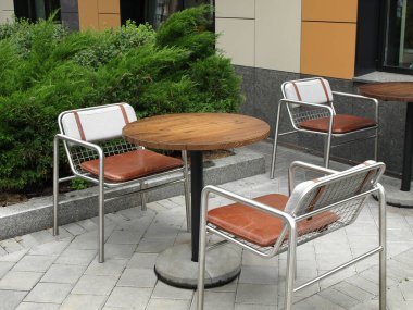 Yazlık kafede masa ve sandalyeler.