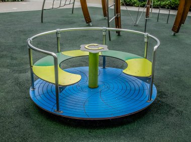 Konut binalarının yakınındaki atlıkarıncalı oyun alanı