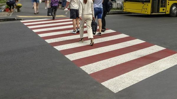 Yoldan geçen insanlar.