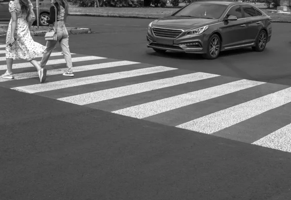 Menschen Überqueren Straße Auf Fußweg — Stockfoto