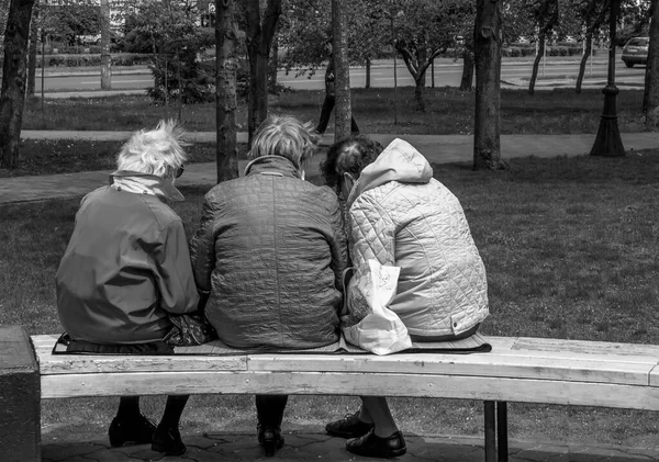 Three Old Women Sit Park Bench — Stock Photo, Image