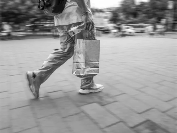 Motion Blur Power Hombre Caminando Con Bolsa Papel — Foto de Stock