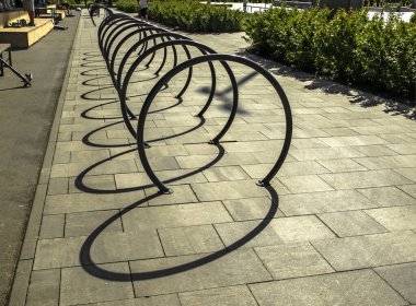 Şehir parkında bisiklet parkı