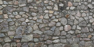 Kaba dokulu sert taş duvar.