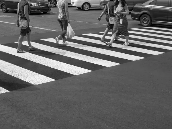 Pessoas Atravessando Rua Caminho — Fotografia de Stock