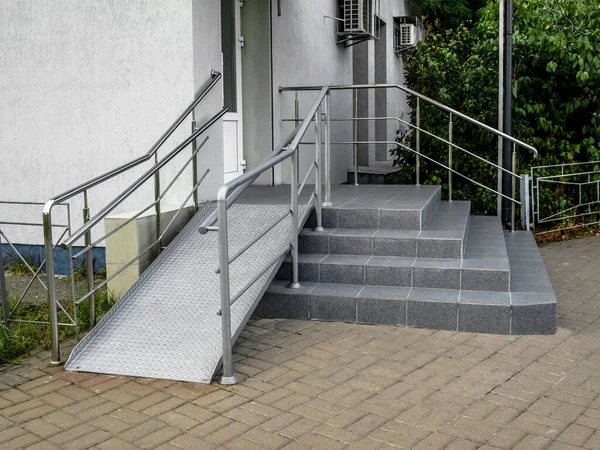 Entrada Para Edifício Está Equipada Com Escadas Uma Rampa — Fotografia de Stock