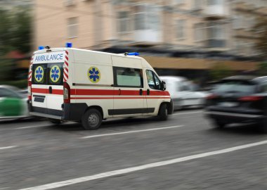 Şehir caddesinde bulanık bir ambulans görüntüsü
