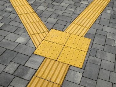 Engelliler için dokunsal zemin yol güvenliği tabelası