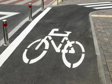 Bisikletçiler için ayrılmış şeridi olan cadde