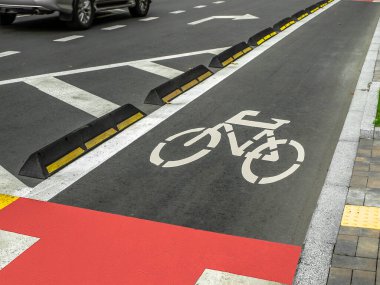Bisikletçiler için ayrılmış şeridi olan cadde