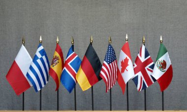Bir hat boyunca yer alan farklı ülkelerin 9 masa üstü bayrağı