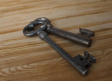 Ahşap arka planda iki eski anahtar 