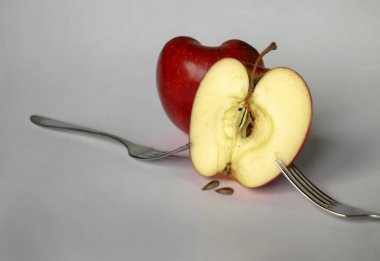 Yarım elma, ikiye bölünmüş.