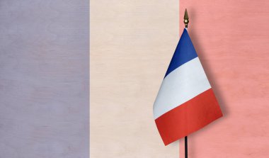 Fransa 'nın masa üstü bayrağı, bayrağın soluk bir görüntüsüne karşı