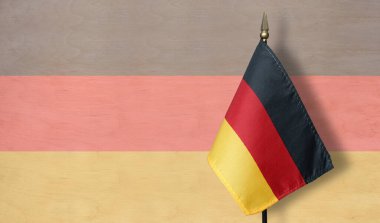 Arka planda bayrağın soluk bir görüntüsü olan Almanya masaüstü bayrağı