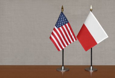 ABD ve Polonya masaüstü bayrakları gri arka planda bulanık