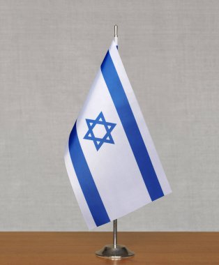 Gri arkaplanda İsrail masa bayrağı