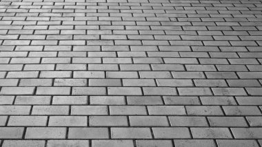 Sokakta tuğla kaldırım var.