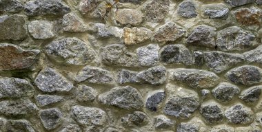 Kaba dokulu sert taş duvar.