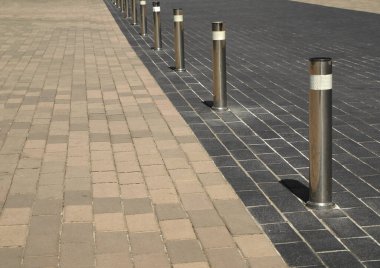 Yol işaretleri ve bir sıra düşük gümüş direkler.