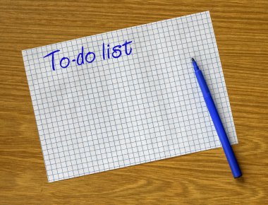 Yazı: bir karedeki kağıt üzerinde yapılacak işler listesi ve masanın üzerinde bir keçeli kalem